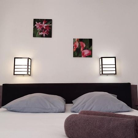 Kyriad Direct Saintes Exterior foto